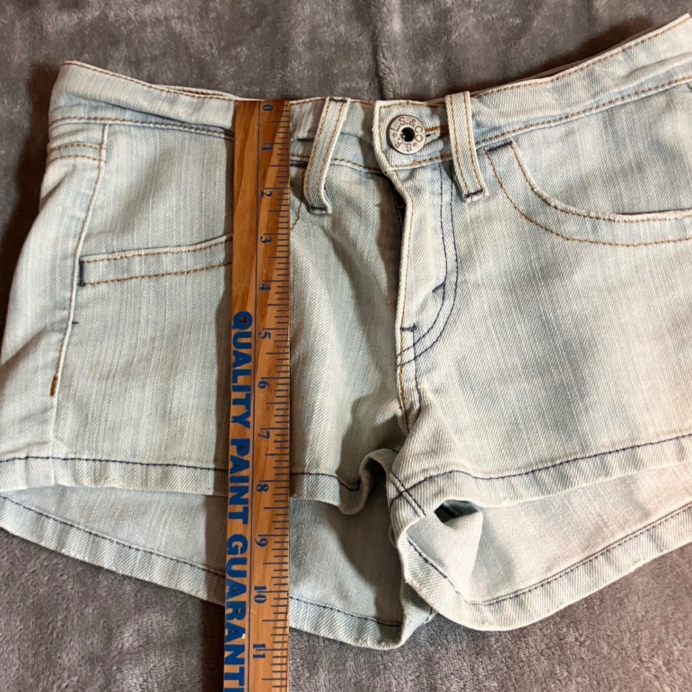 Levis Womens Low Rise Denim Shorts Light Wash Ramie Blend Sz 1 Mini Micro Booty - Picture 4 of 6
